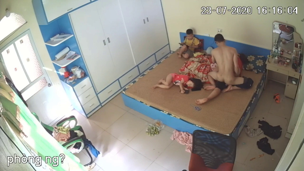 Được lắm anh trai con còn thức mà dám đè vợ ra nện