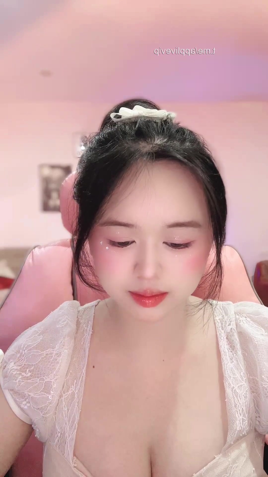 Vú đẹp là do bơm, còn người đẹp thì vẫn là do makeup thôi