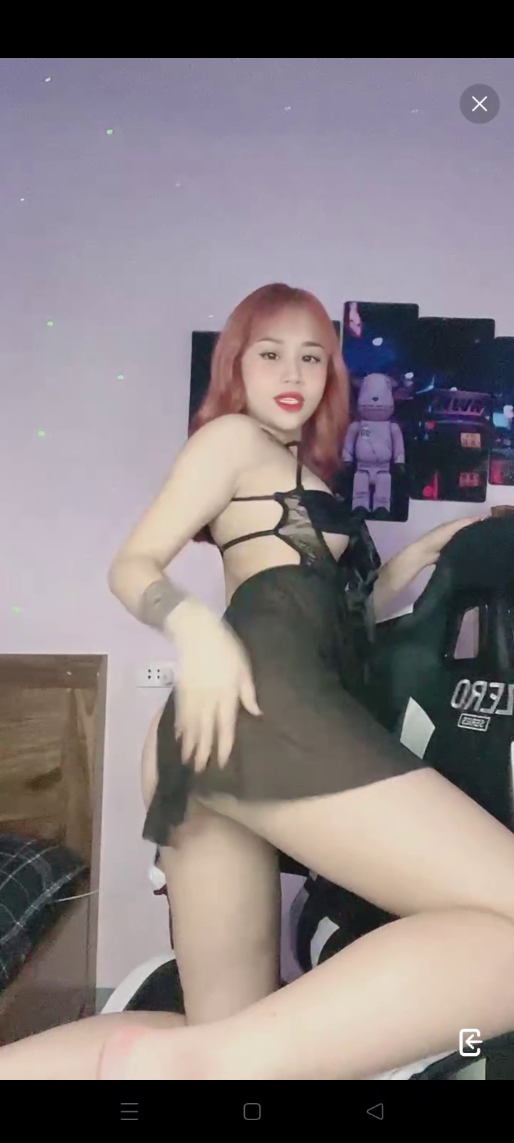 YY-Vyxinh Livestream uốn éo với chiếc váy ngủ ren