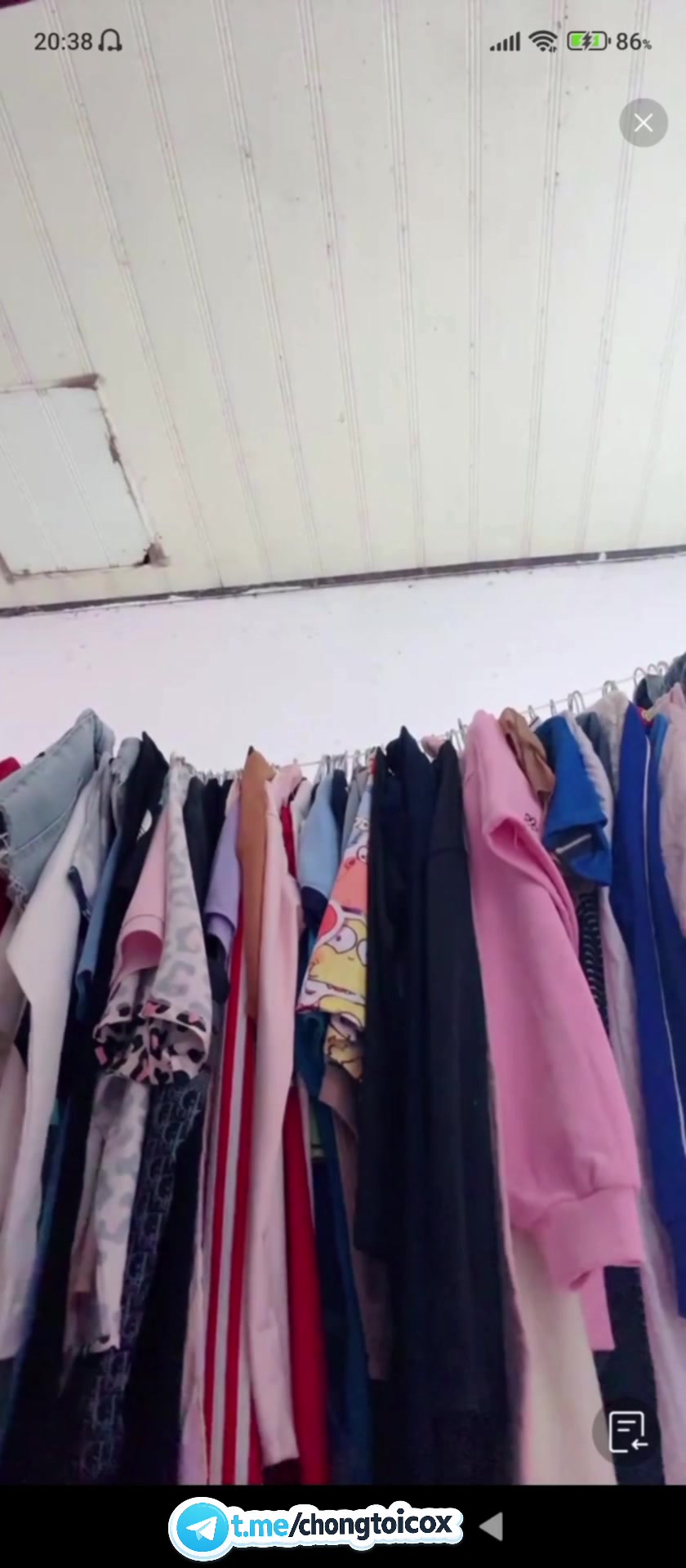 Thay bikini cho khách xem livestream