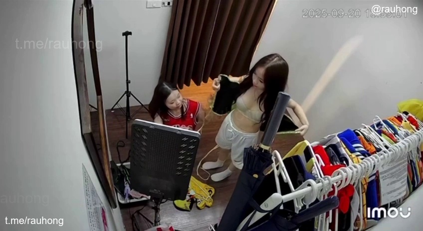 Lộ clip các em gái thay đồ