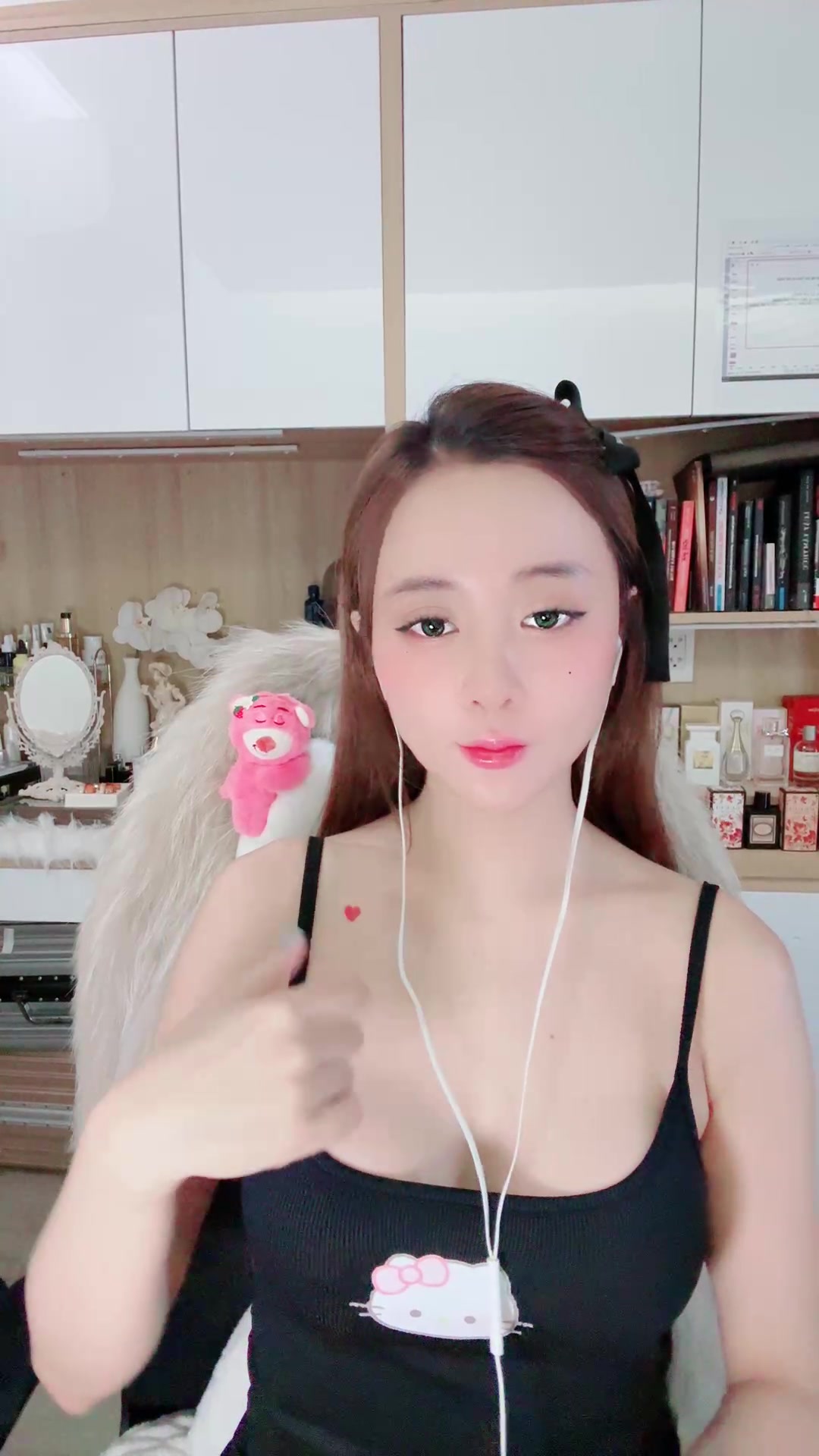 Em Gymmer xinh gái đang cô đơn tìm bạn tập lúc nửa đêm