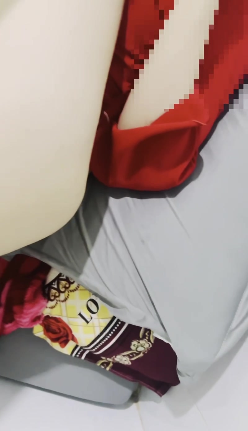 1 tay cầm cu, tay kia vẫn cầm điện thoại để quay clip