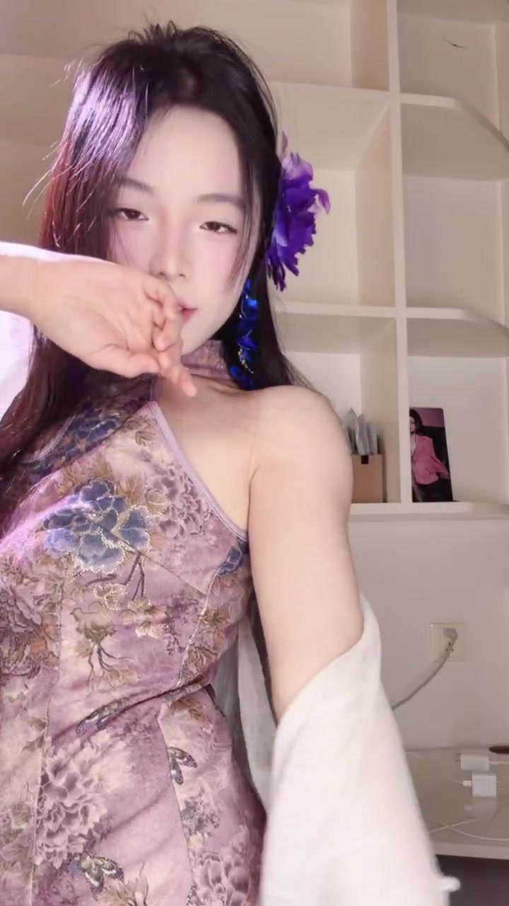 Cô MC dáng ngon ngọt thơm như múi mít