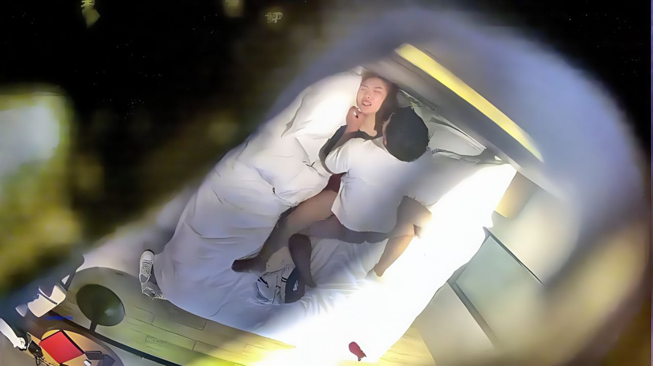 Hack cam trúng ngay cảnh anh thề anh chỉ ôm thôi