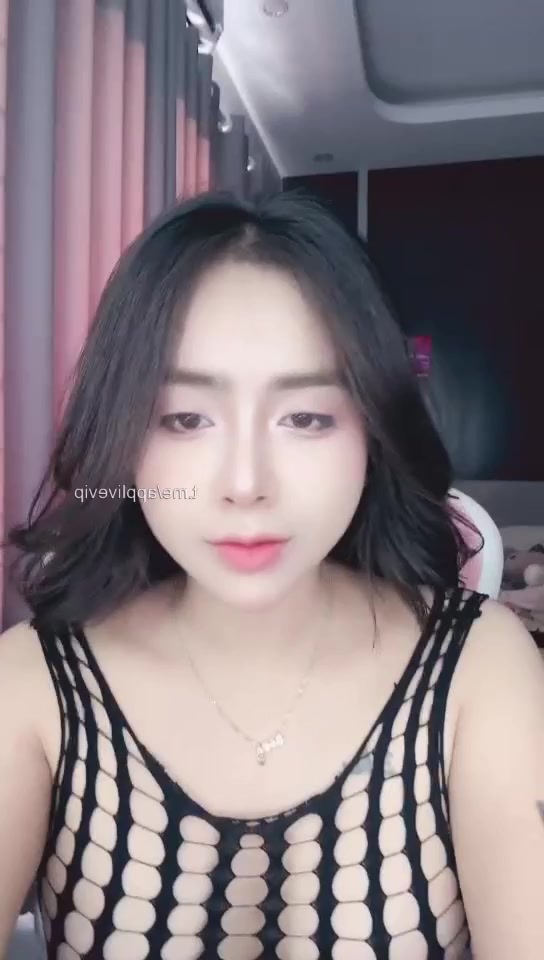 Lần đầu nhìn thấy 2 quả tạ khủng của em Ely_show