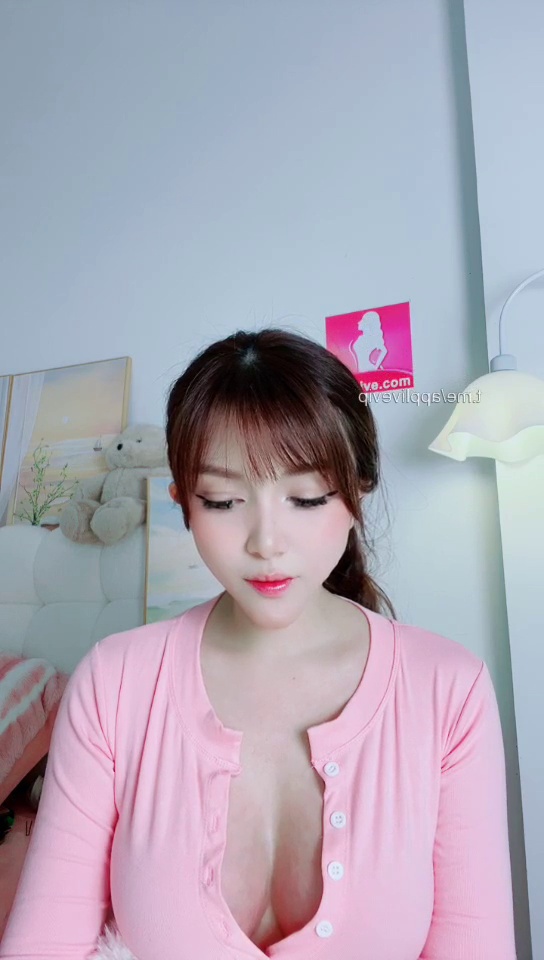 Quỳnh bayby sexy vếu vẫn to nhưng trông già hơn trước