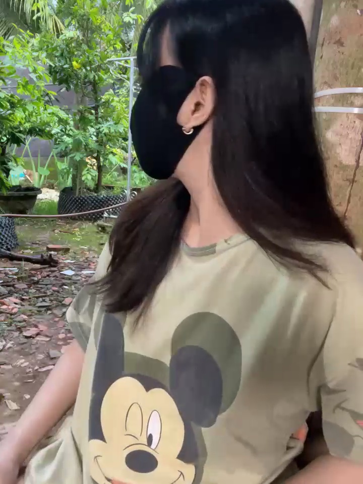 Mới tí tuổi nhưng em đã biết lắc đít kiếm tiền