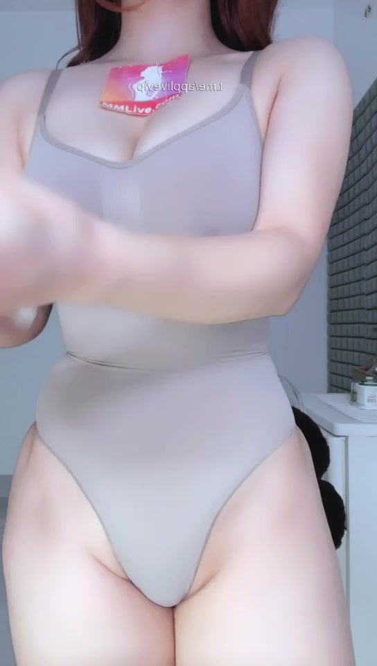 Bé Ngọc bướm khít rịt nắc không sướng không lấy tiền