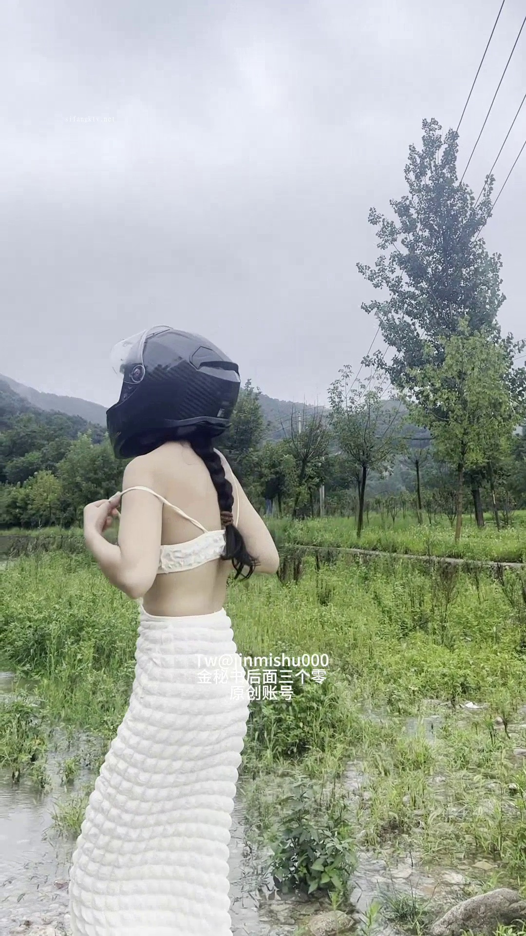 Jinmisu show hàng ngoài đường