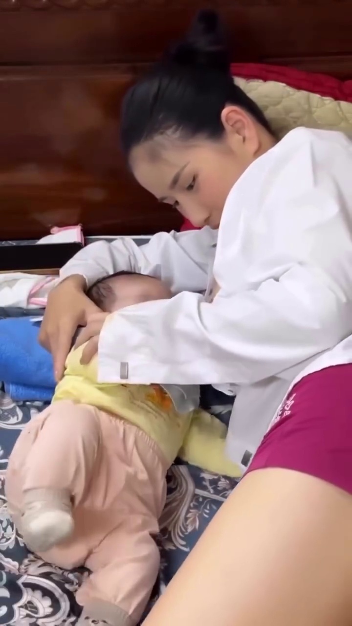 Full clip single mom nứng, mang con ra nghịch