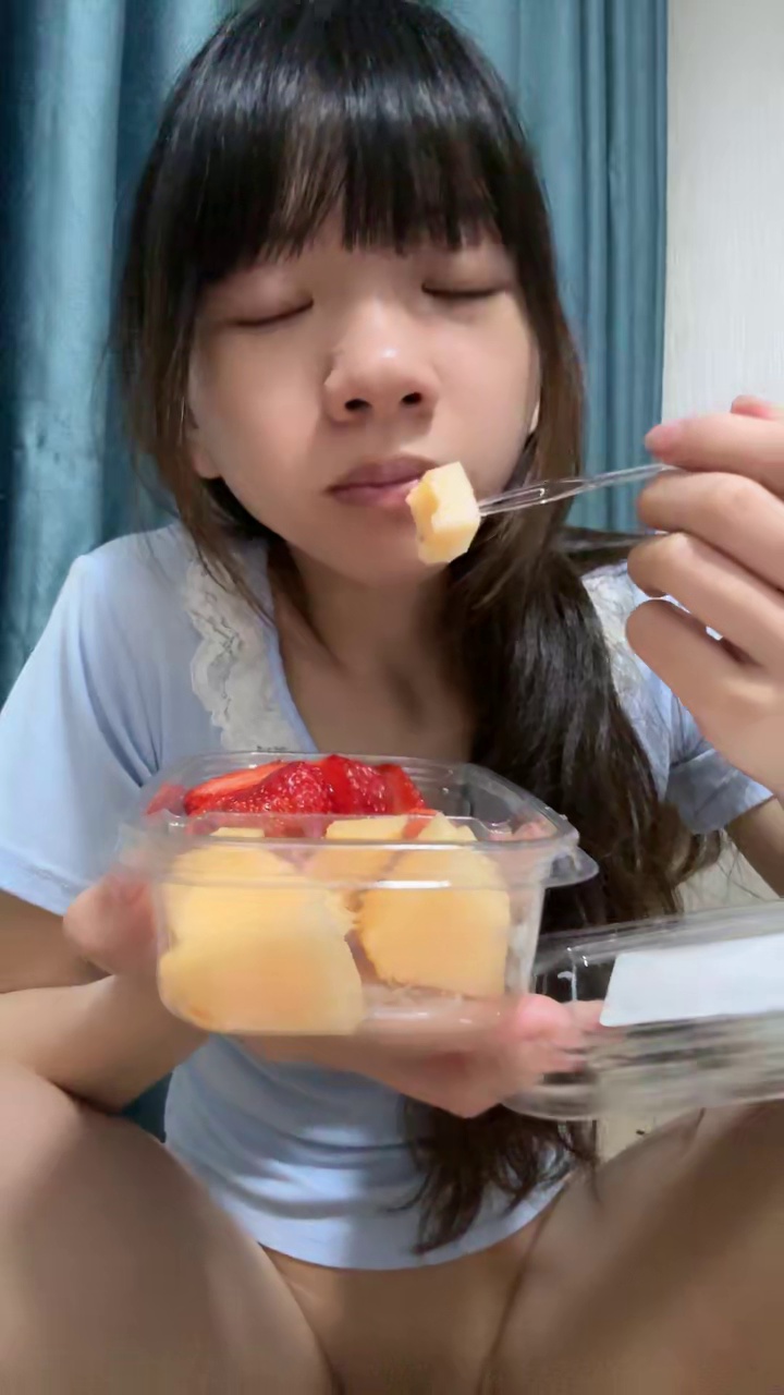 Em gái tâm sự ăn chủ yếu là để nuôi bướm