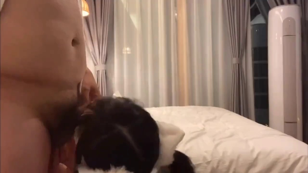 Hàng của anh khủng quá nên bú từ từ không lại sặc