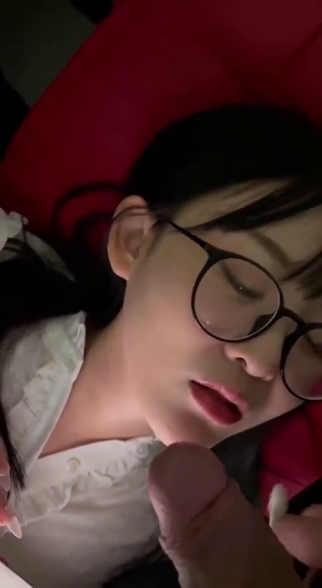 Đến giờ ăn bú rồi em ,há miệng ra anh mớm nào