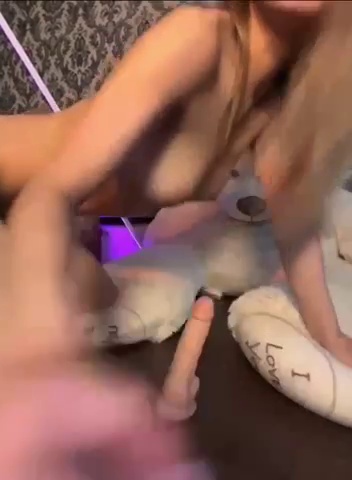 Em gái tây tự thụt