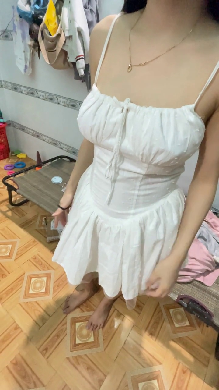 Vợ dâm của tao chọn đồ đi dự họp lớp