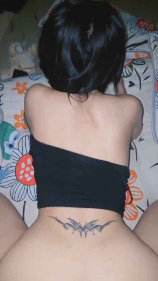 Hình xăm kín của em gái bán cafe dạo vỉa hè