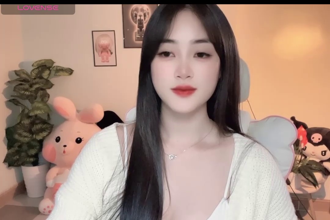 Lớn rồi nhưng em vẫn thích thả rông, không mặc nội y