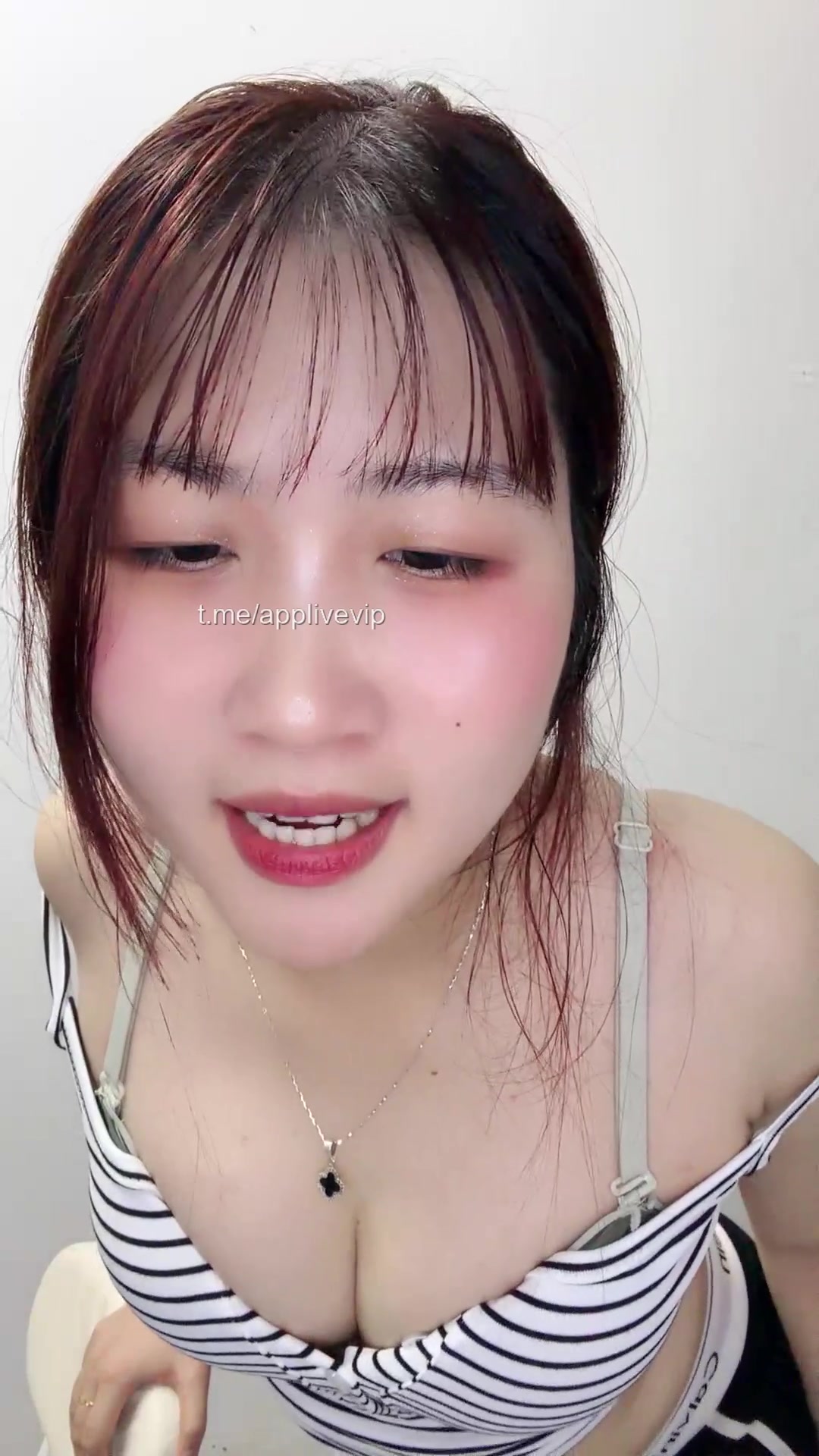 Hiền 2k4 đôi mắt sexy dâm đãng vẻ khiêu gợi