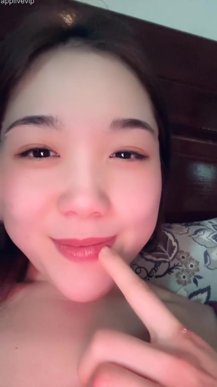 Mẹ bỉm sữa livestream xin cây xúc xích