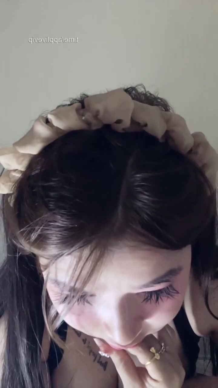 Em chê xúc xích của mấy anh rồi, toàn thấy mút dưa chay