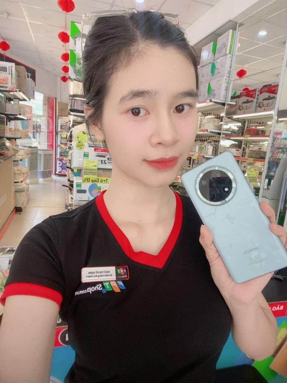 Em nhân viên FPT Shop HOT nhất hôm nay