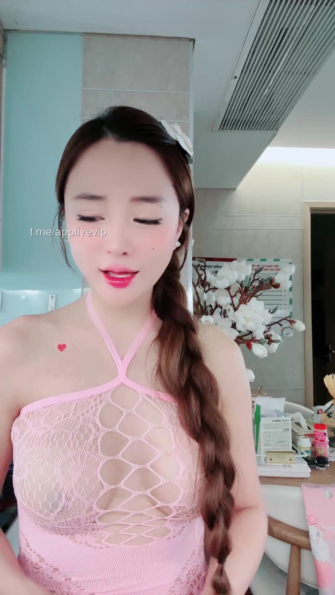 Vú căng là do bơm còn ngực em đẹp là do miếng dán