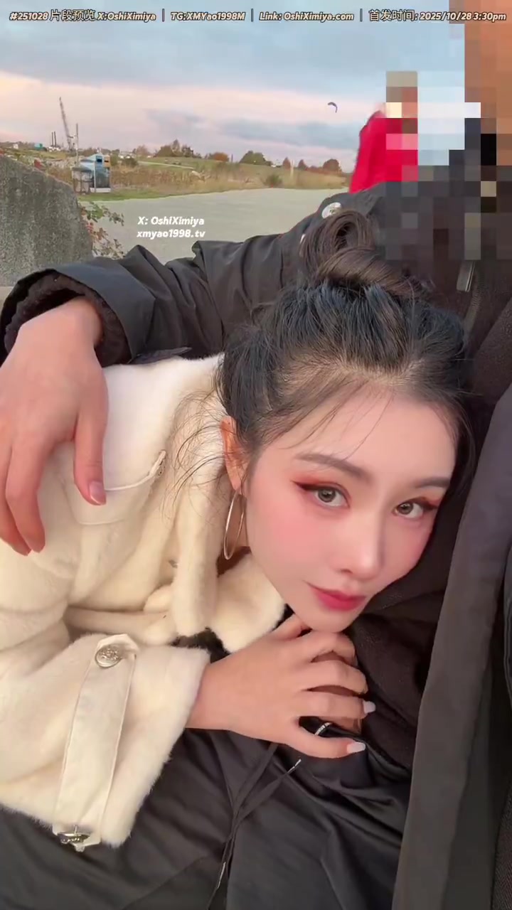 Cặp đôi ăn “kem” ở công viên