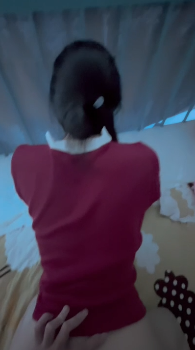 Anh trai bụng phệ và cô em gái dáng như minh tinh