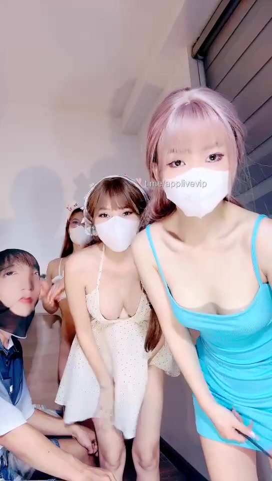 Bé Nọng và đồng bọn chia nhau mút 1 cây xúc xích 10cm