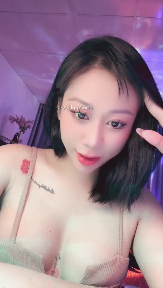Idol Ni bán hàng ế quá, phải khởi nghiệp live app kiếm thêm thu nhập