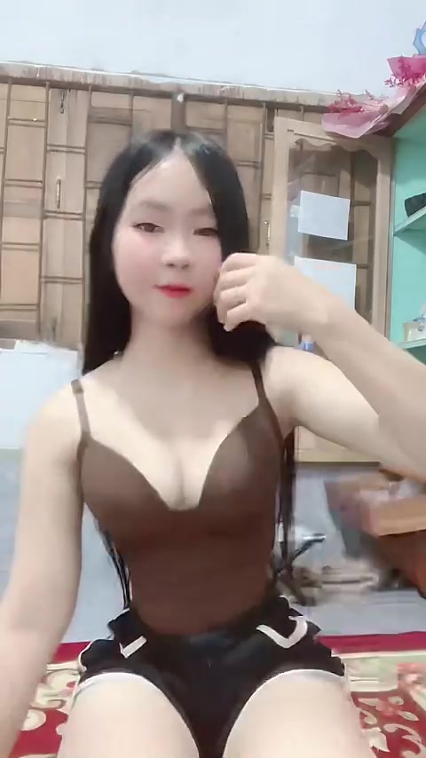 Em học sinh nhưng đôi loa căng đét