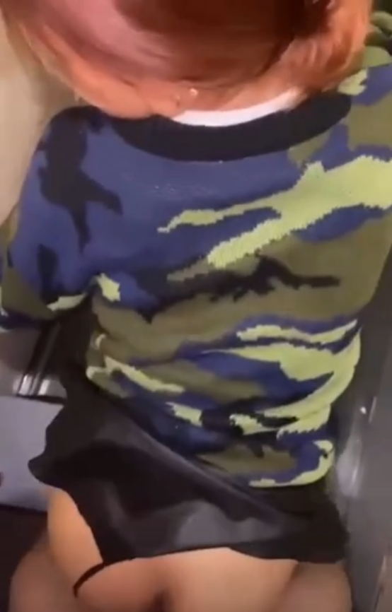 Bem em tóc đỏ đại học VLU ngay trước thùng rác