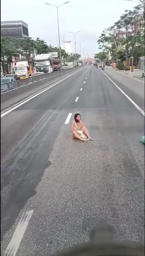 Dân chơi Hải Phòng phê lá đu đủ múa thoát y giữa đường