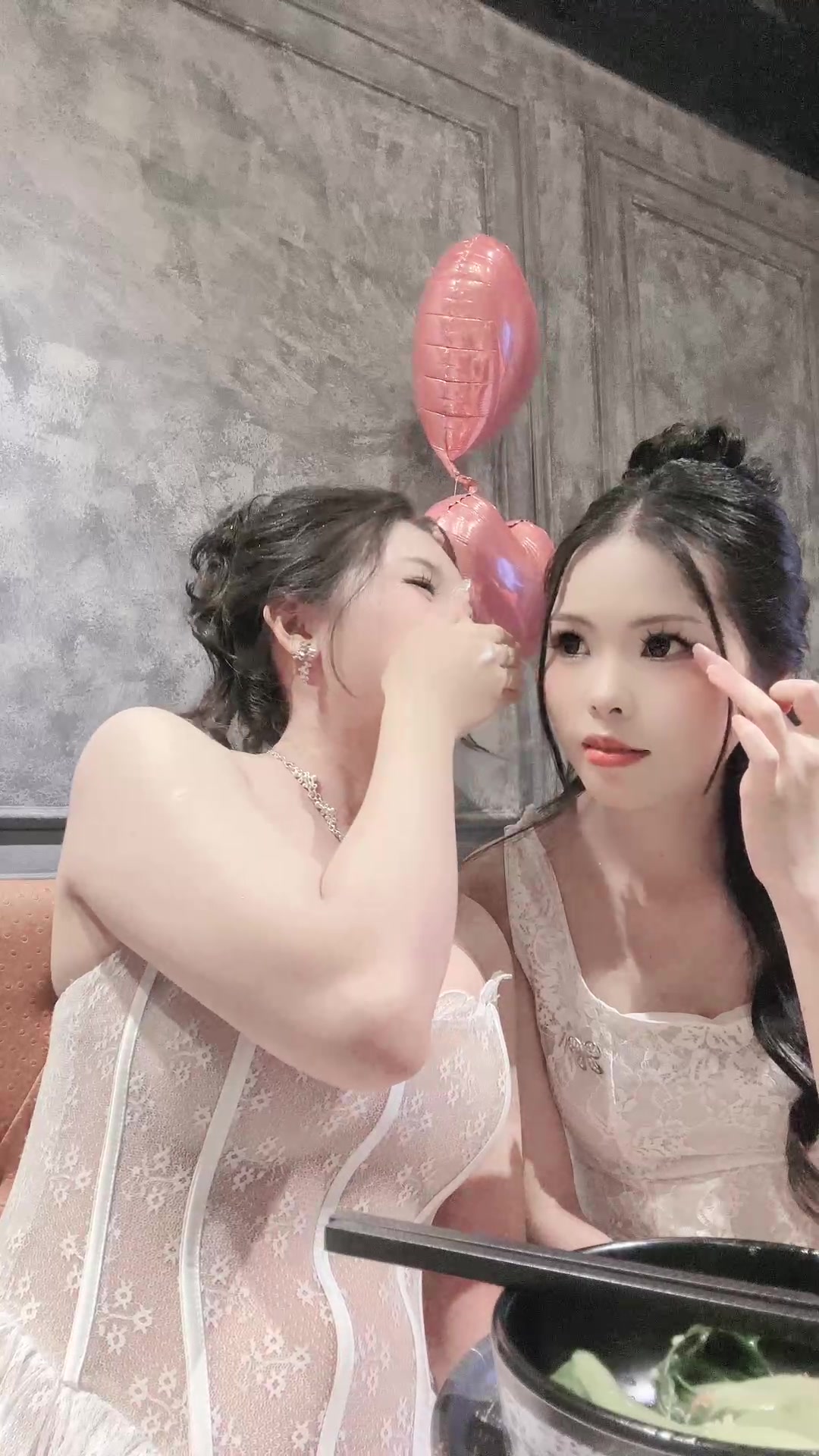 Thỏshow diện áo lưới xuyên thấu lộ cơ bụng 2 múi chà bá