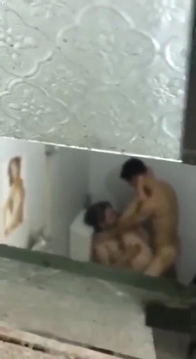 Rình quay lén đôi nam nữ phịch nhau trong nhà vệ sinh