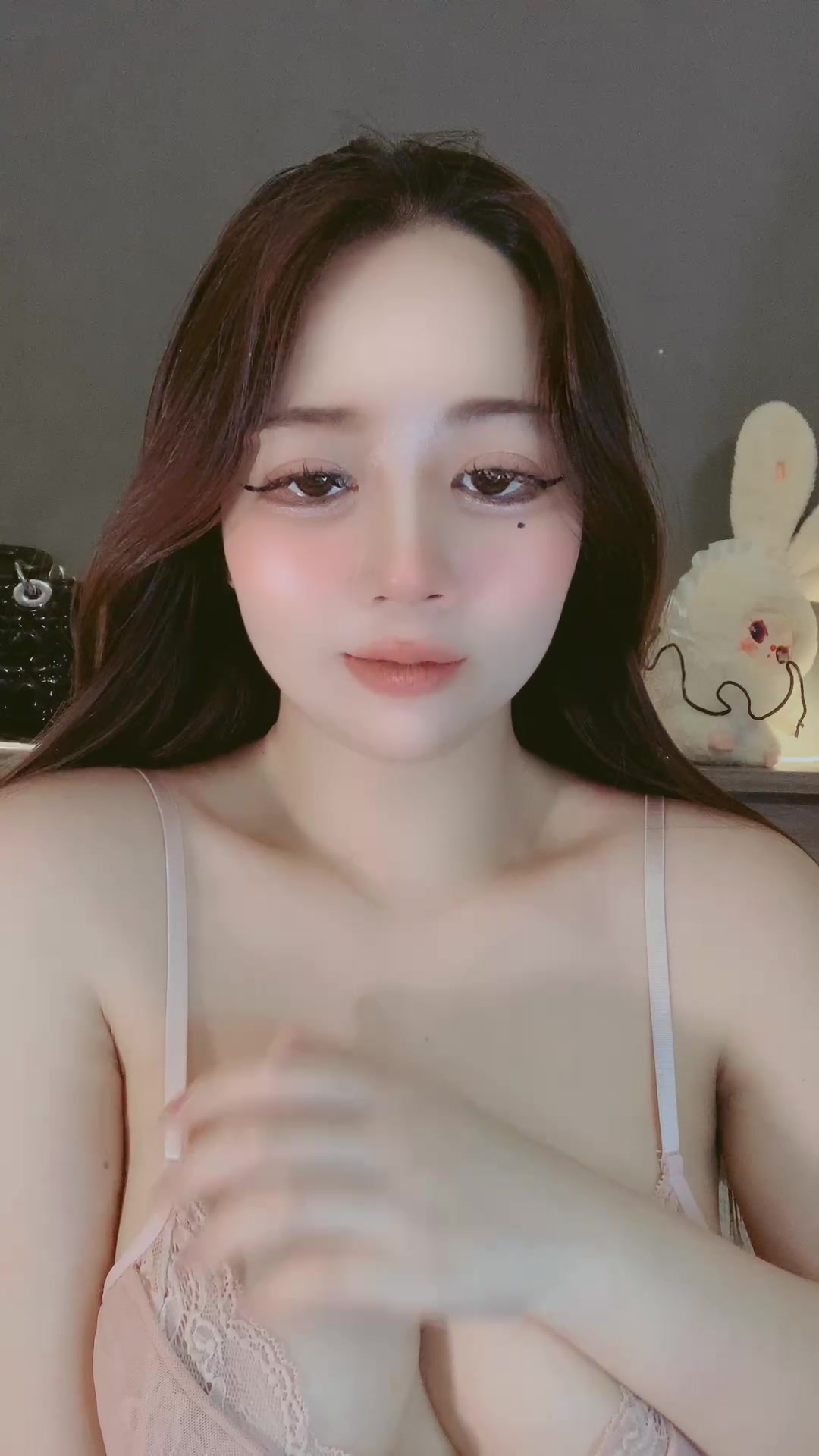 Bé Hạnh vừa nói chuyện vừa tụt áo xoa vú trên live