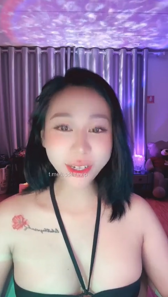 Sáng sớm mở điện thoại lên ngắm ngực em Ni xinh nào