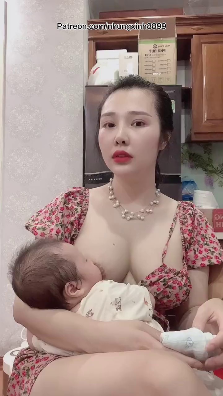 Single mom Nhungxinh8899 mới sinh nên vú cực căng, sờ đẫy tay lun(2)