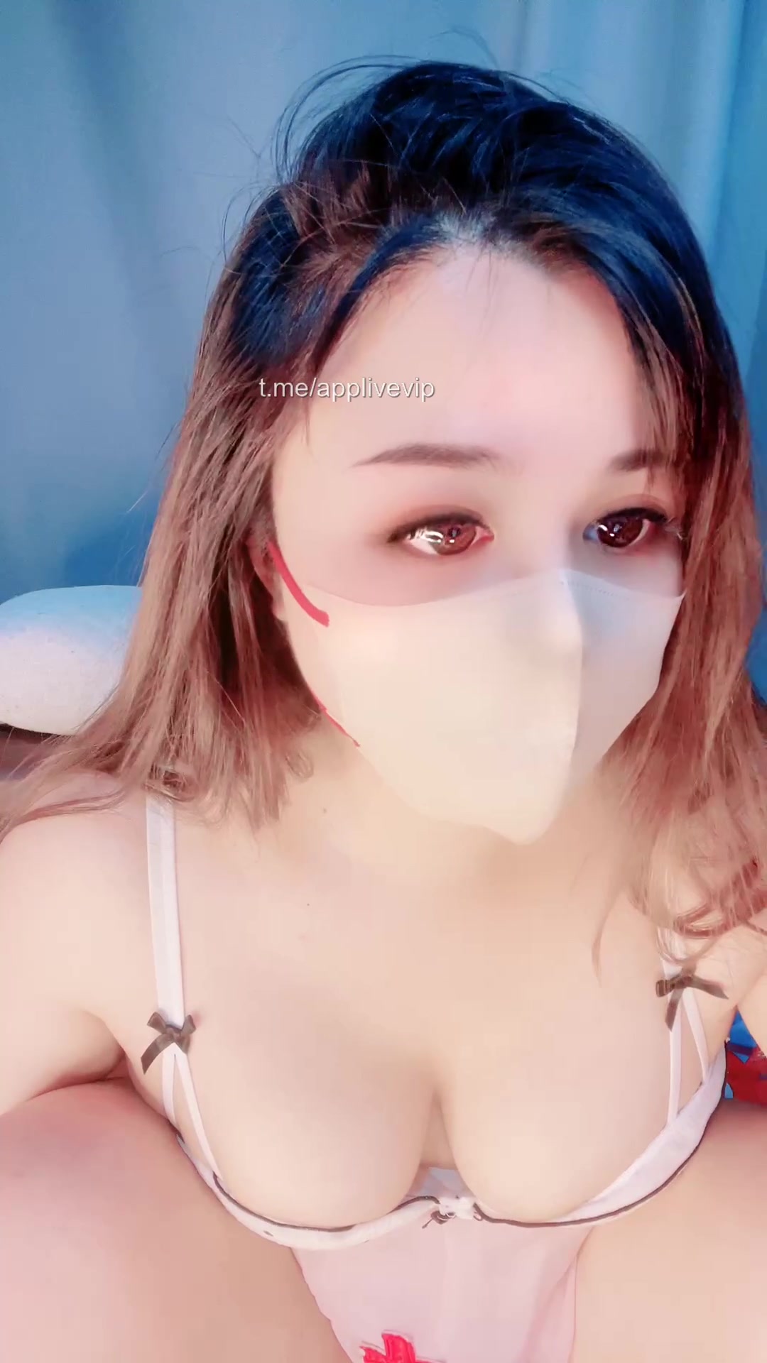 Quỳnh múp bướm ú nu chờ anh cầm cu đút vào