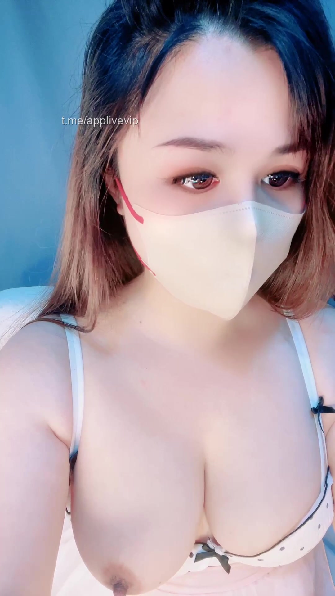 Quỳnh múp vừa móc vừa mở nhạc trữ tình phục vụ các thượng đế