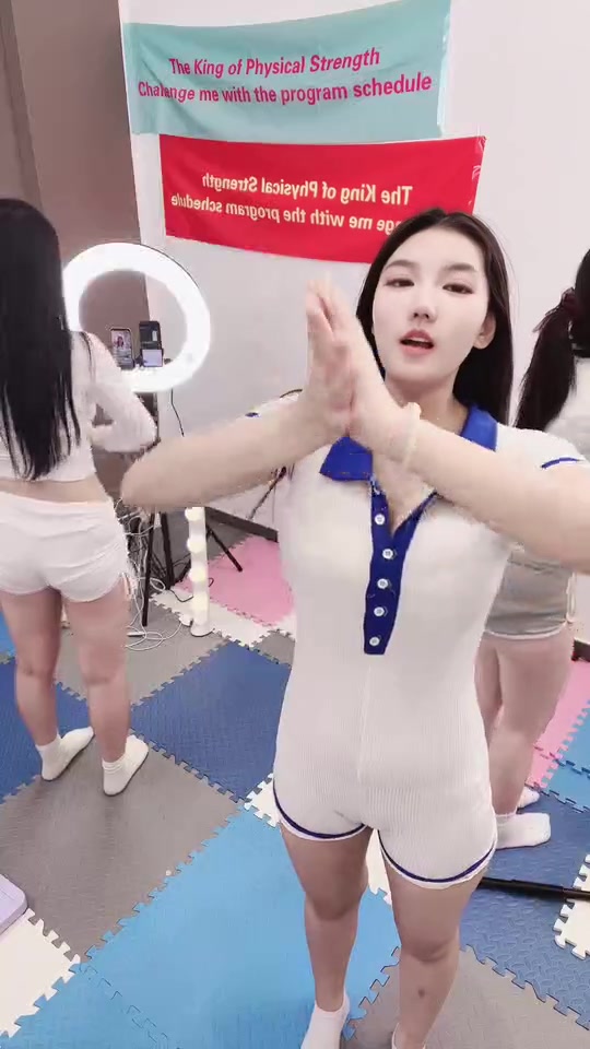 Lên đồ để khởi nghiệp kiếm tiền từ Showbiz