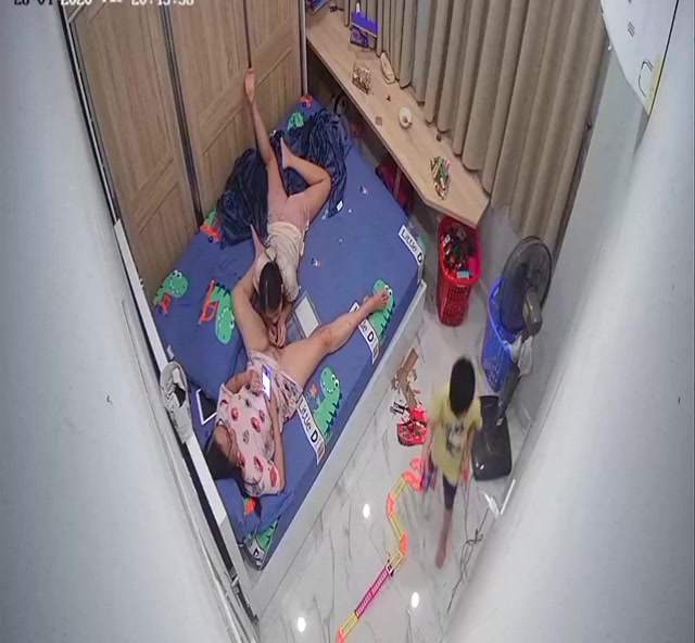 Leak cam hàng xóm thấy con gái nhổ lông trym cho mẹ