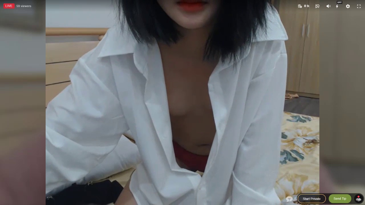 Bé Sam show hàng trên live bị ghi lại màn hình