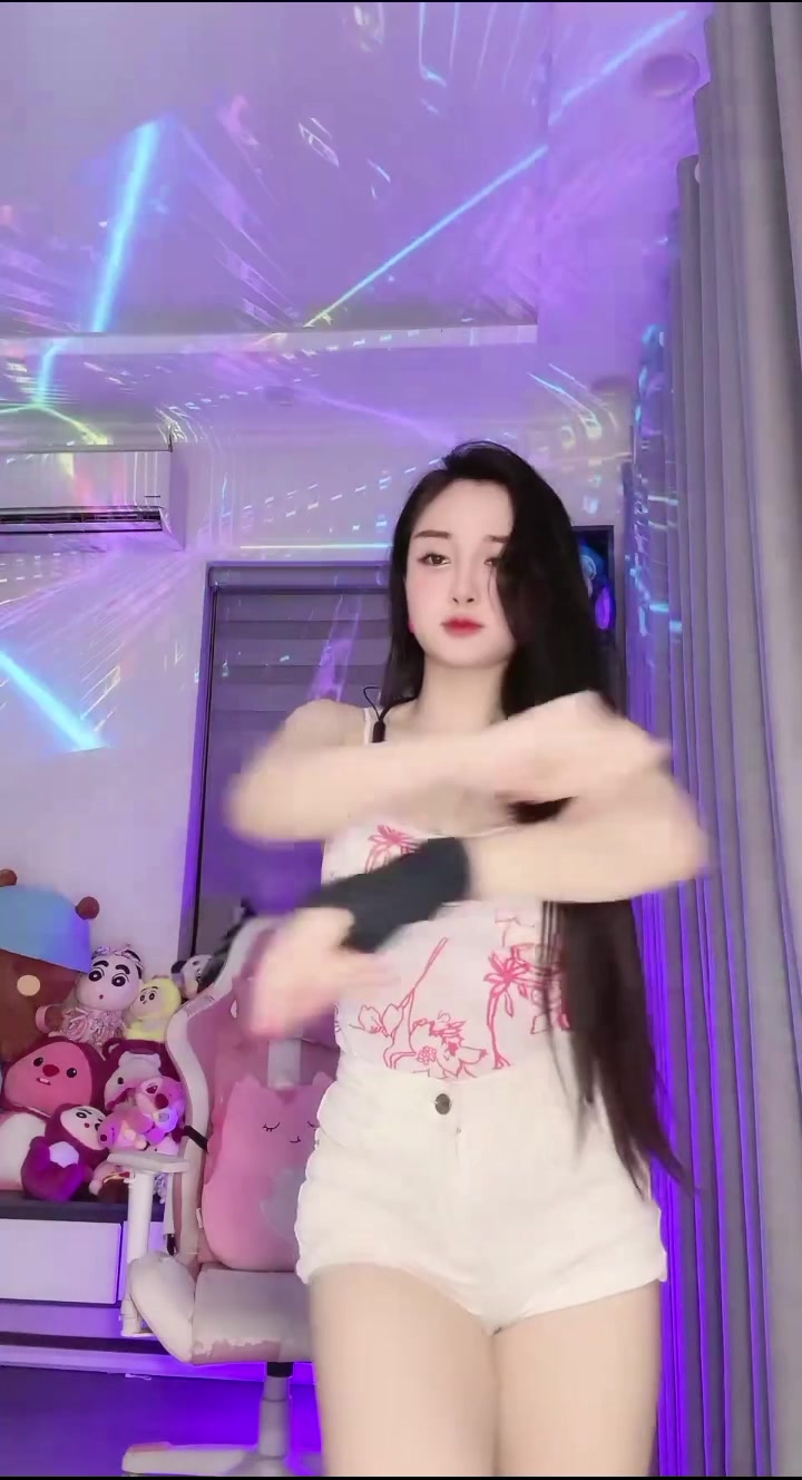 Nhảy trên sàn giỏi, lên giường em cũng không kém cạnh ai