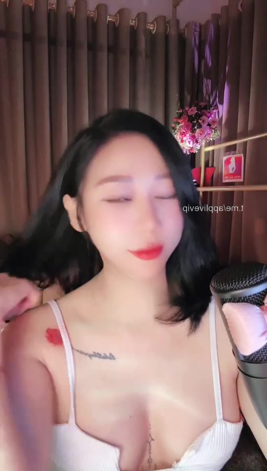 Hoa quả tươi ngon thế này mà vắng khách quá