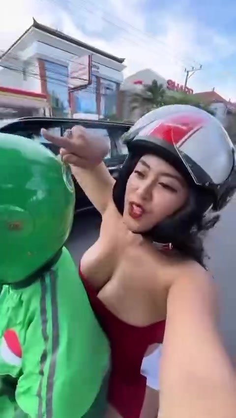 Anh xe ôm số hưởng và chị khách dễ dãi