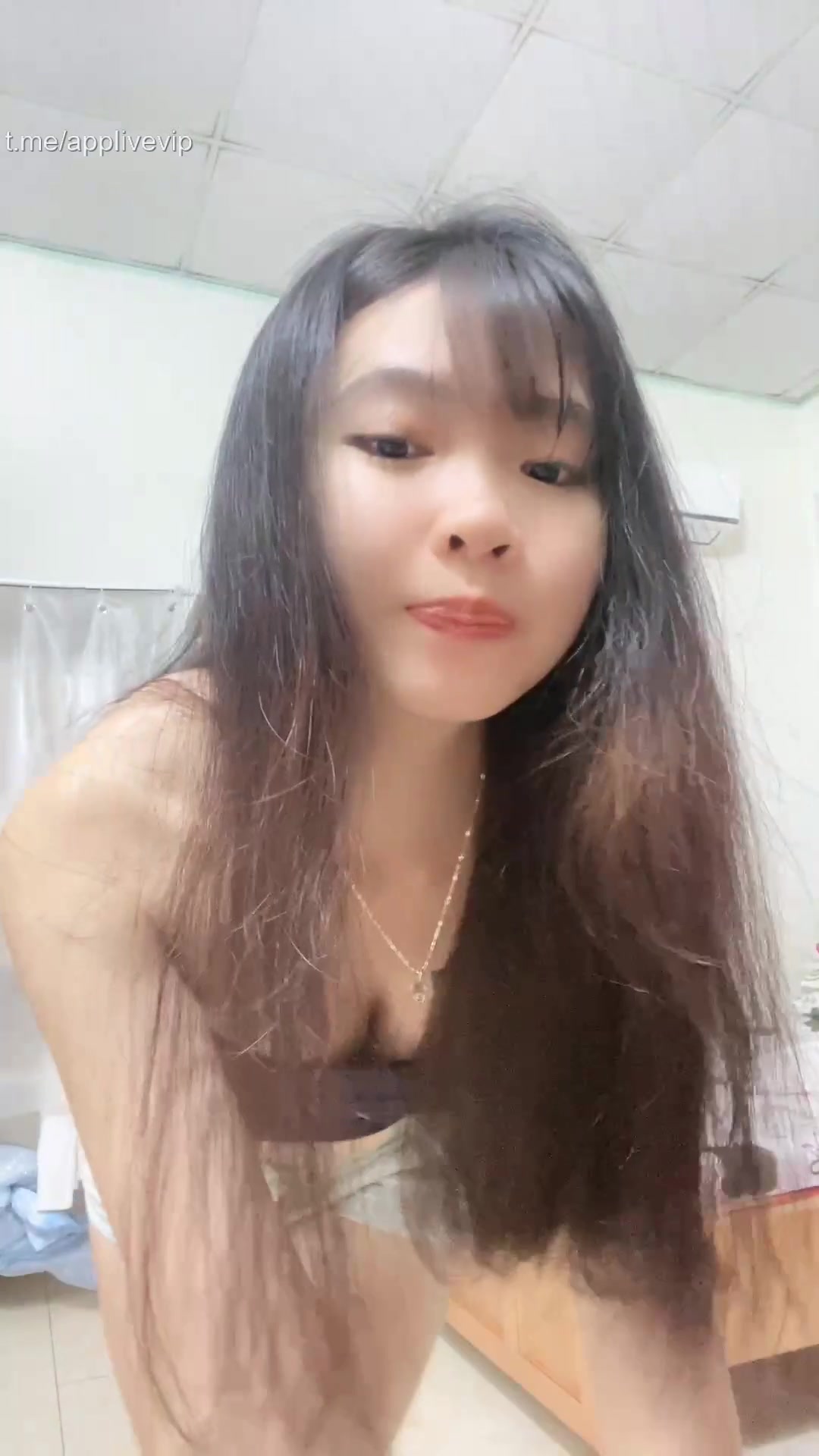 Thảo Dung xinh gái thế này mà không anh nào tặng quà cho bé