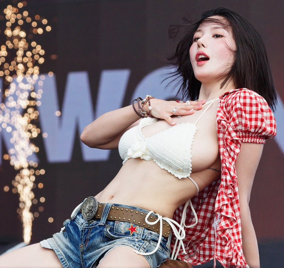 Full clip Kwon Eun-bi múa ngực hot nhất Waterbomb