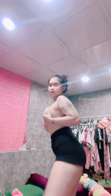 Lộ clip cô chủ shop quần áo Tiktok live bán bưởi cho tư bản